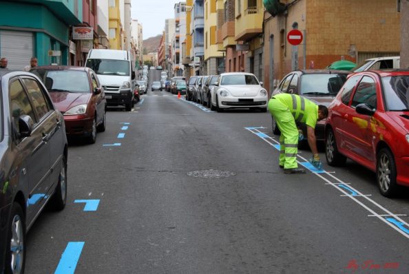 Colocación de la Zona Azul en la Calle Faro. El barrio no cuenta a la hora de tomar decisiones para el Ayuntamiento. Foto de Tano Perdomo